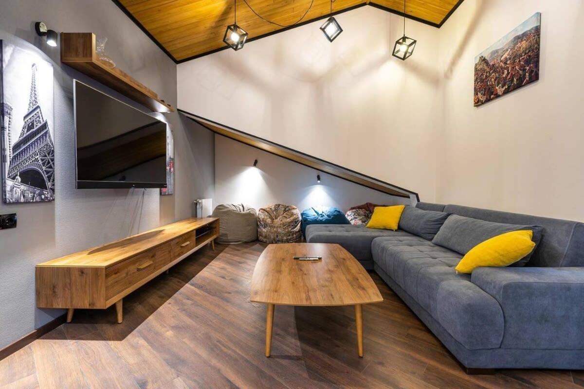 3Br Apt W Huge Terrace & Magnificent Views Tbilisi Bagian luar foto