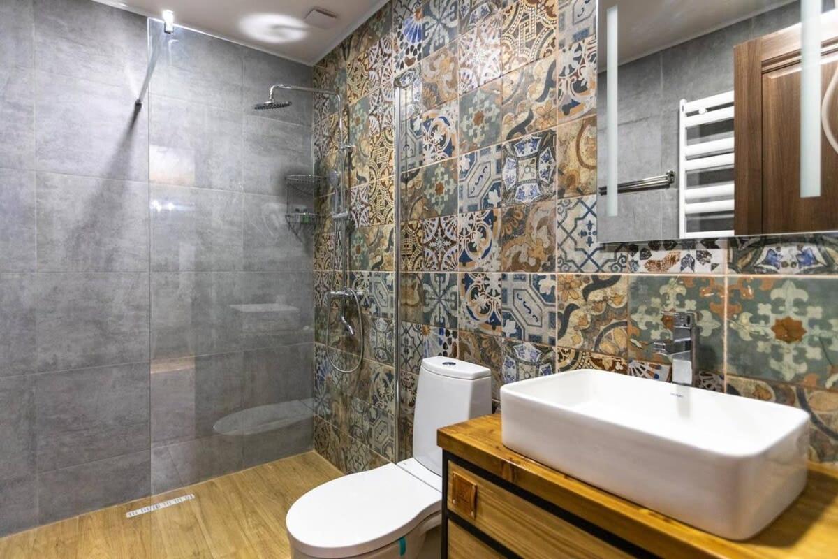 3Br Apt W Huge Terrace & Magnificent Views Tbilisi Bagian luar foto