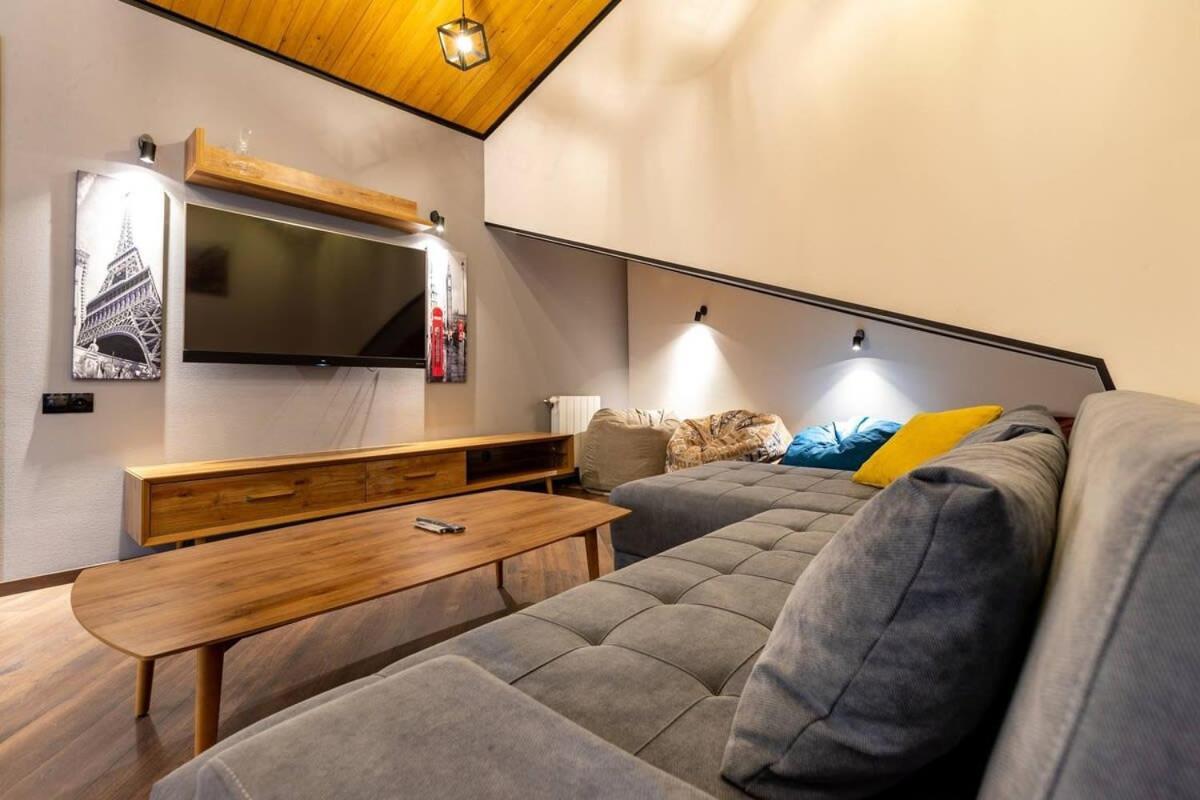3Br Apt W Huge Terrace & Magnificent Views Tbilisi Bagian luar foto