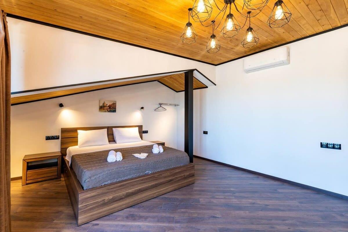 3Br Apt W Huge Terrace & Magnificent Views Tbilisi Bagian luar foto